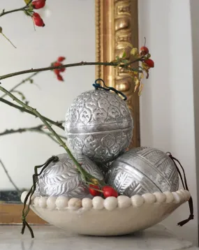 Boule ethnique en métal 10 cm au choix 
