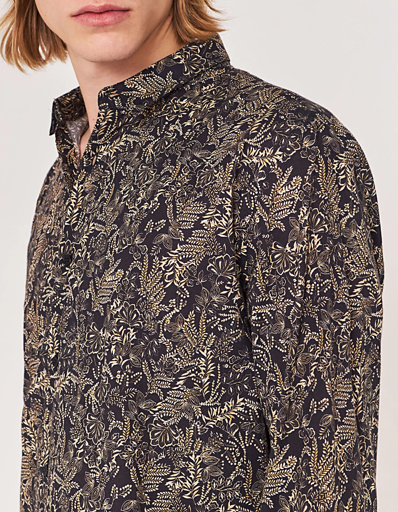 Chemise SLIM noire imprimé fleurs jaunes Homme